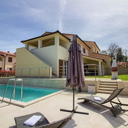 Complex Of Two Aurora-marisol With 2 Pools Only 200m From The For Up To 20 Persons - Wiibuk